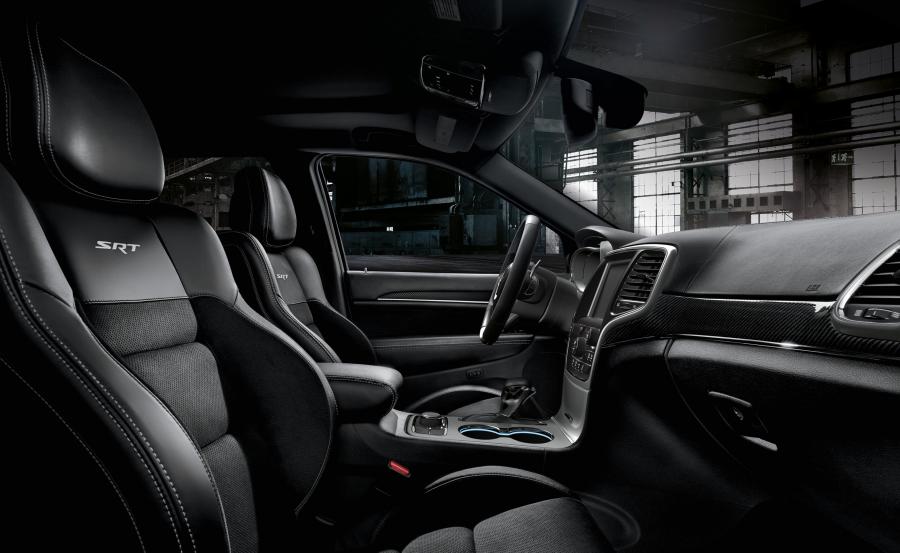 Интерьер Jeep Grand Cherokee SRT 2016 года  (WW) (фото 8 из 9)